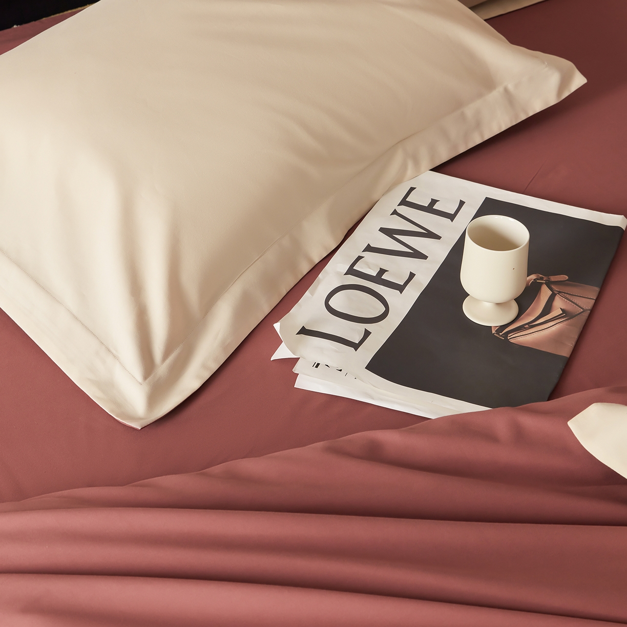 91家纺网 家纺一手货源 找家纺 秀色家纺 2025新款60支长绒棉双面加厚磨毛保暖纯棉四件套纯色被套全棉轻奢高级感 白雾红尘+奶油