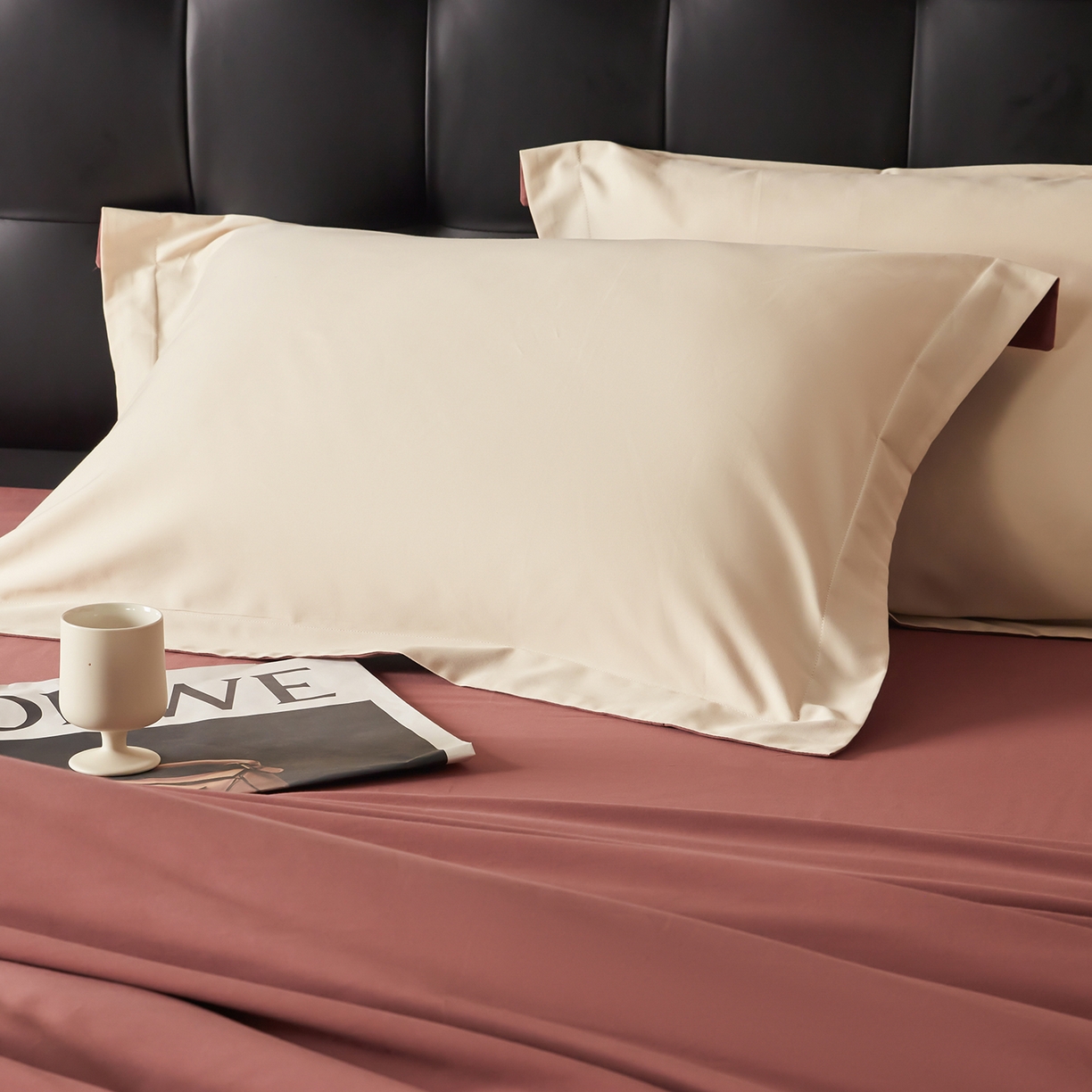 91家纺网 家纺一手货源 找家纺 秀色家纺 2025新款60支长绒棉双面加厚磨毛保暖纯棉四件套纯色被套全棉轻奢高级感 白雾红尘+奶油