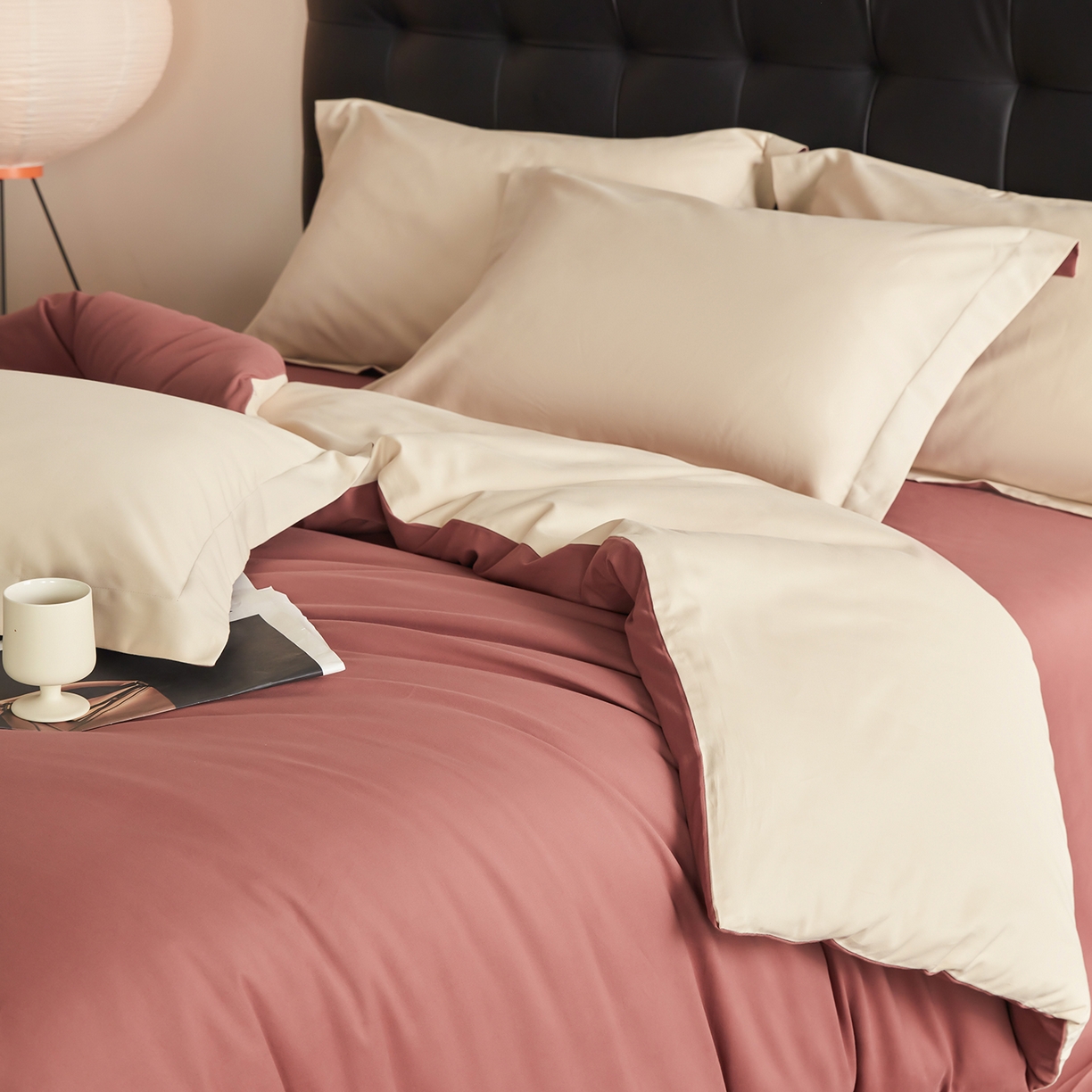 91家纺网 家纺一手货源 找家纺 秀色家纺 2025新款60支长绒棉双面加厚磨毛保暖纯棉四件套纯色被套全棉轻奢高级感 白雾红尘+奶油