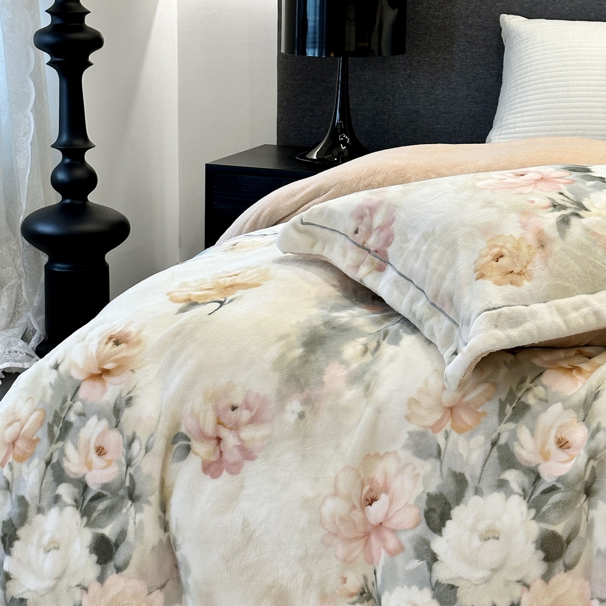 91家纺网 家纺一手货源 找家纺 JUICY 橘滋家纺 2025新款浪漫丰盈牛奶臻棉绒印花系列四件套 墨染