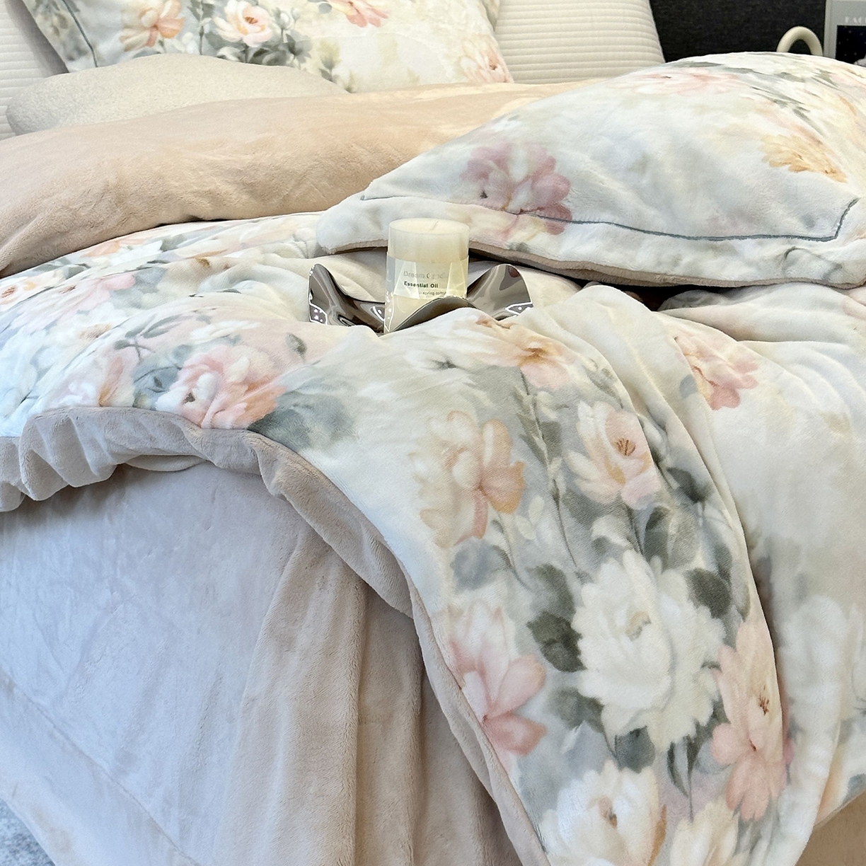 91家纺网 家纺一手货源 找家纺 JUICY 橘滋家纺 2025新款浪漫丰盈牛奶臻棉绒印花系列四件套 墨染