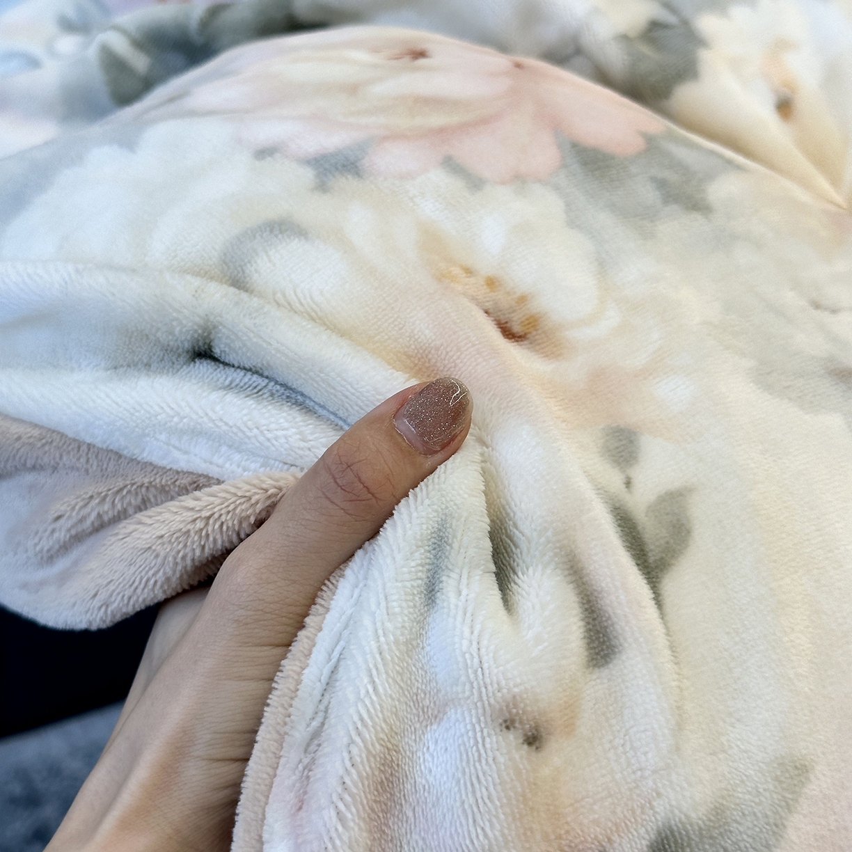 91家纺网 家纺一手货源 找家纺 JUICY 橘滋家纺 2025新款浪漫丰盈牛奶臻棉绒印花系列四件套 墨染