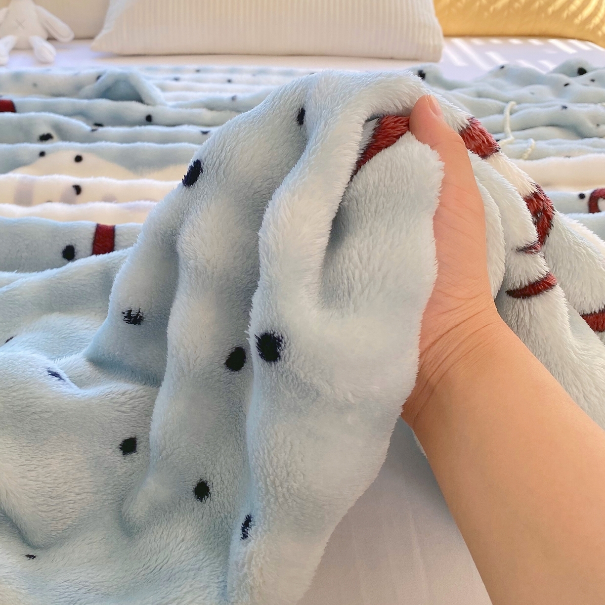 91家纺网 家纺一手货源 找家纺 yyds网供 2025新款简约印花泡泡绒毯多功能加绒盖毯沙发空调房办公午休毯毛毯毯子 蓝底爱心结-泡泡绒