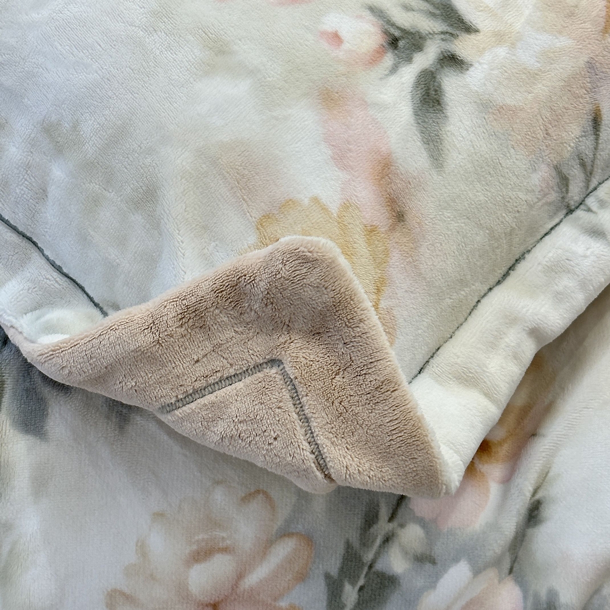 91家纺网 家纺一手货源 找家纺 JUICY 橘滋家纺 2025新款浪漫丰盈牛奶臻棉绒印花系列四件套 墨染