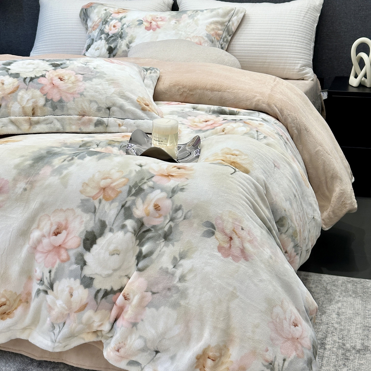 91家纺网 家纺一手货源 找家纺 JUICY 橘滋家纺 2025新款浪漫丰盈牛奶臻棉绒印花系列四件套 墨染