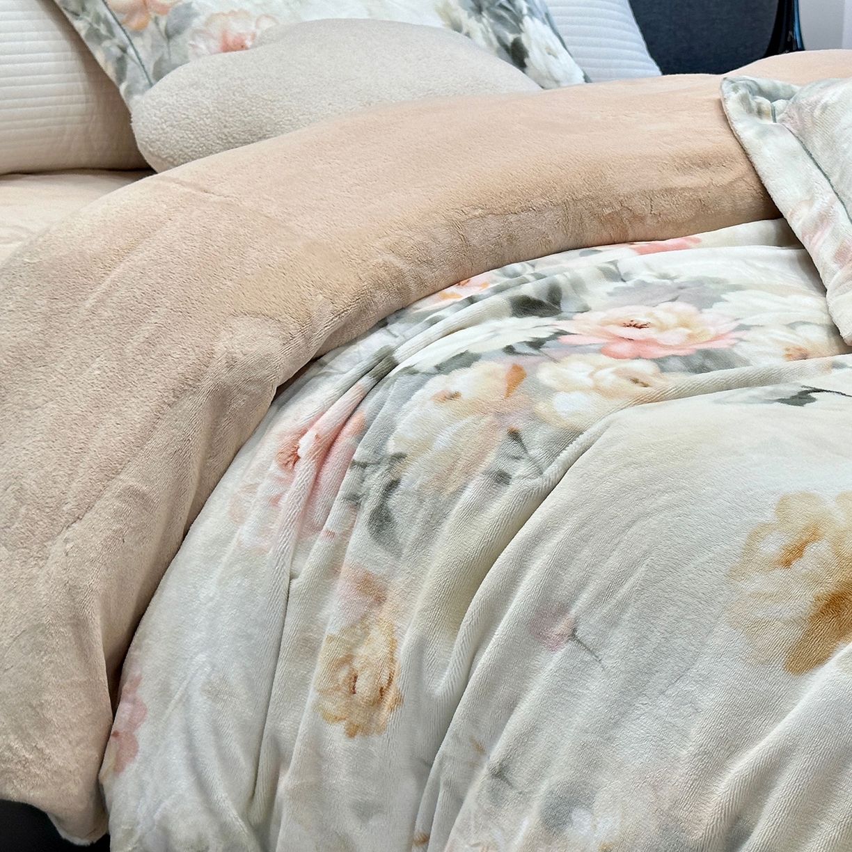 91家纺网 家纺一手货源 找家纺 JUICY 橘滋家纺 2025新款浪漫丰盈牛奶臻棉绒印花系列四件套 墨染