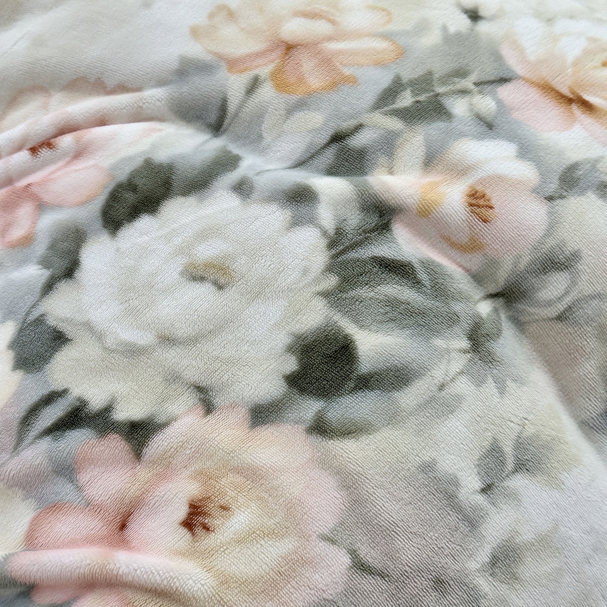 91家纺网 家纺一手货源 找家纺 JUICY 橘滋家纺 2025新款浪漫丰盈牛奶臻棉绒印花系列四件套 墨染