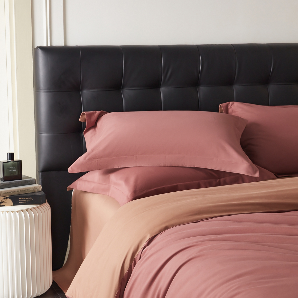 91家纺网 家纺一手货源 找家纺 秀色家纺 2025新款60支长绒棉双面加厚磨毛保暖纯棉四件套纯色被套全棉轻奢高级感 白雾红尘+深栗色