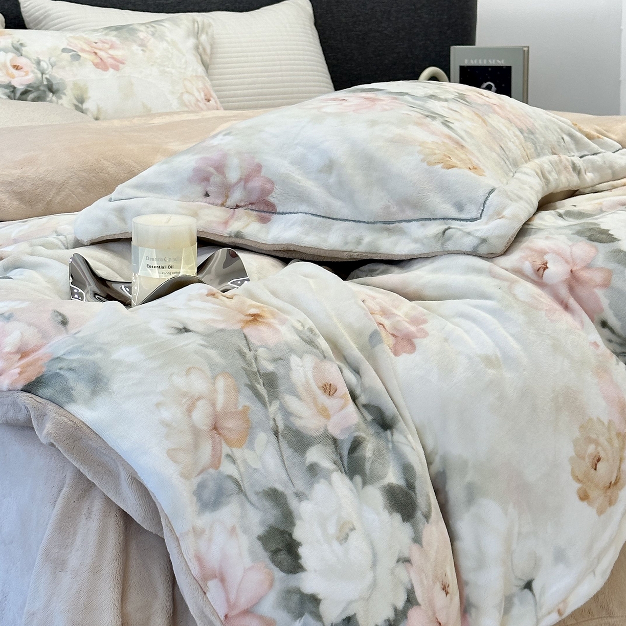 91家纺网 家纺一手货源 找家纺 JUICY 橘滋家纺 2025新款浪漫丰盈牛奶臻棉绒印花系列四件套 墨染