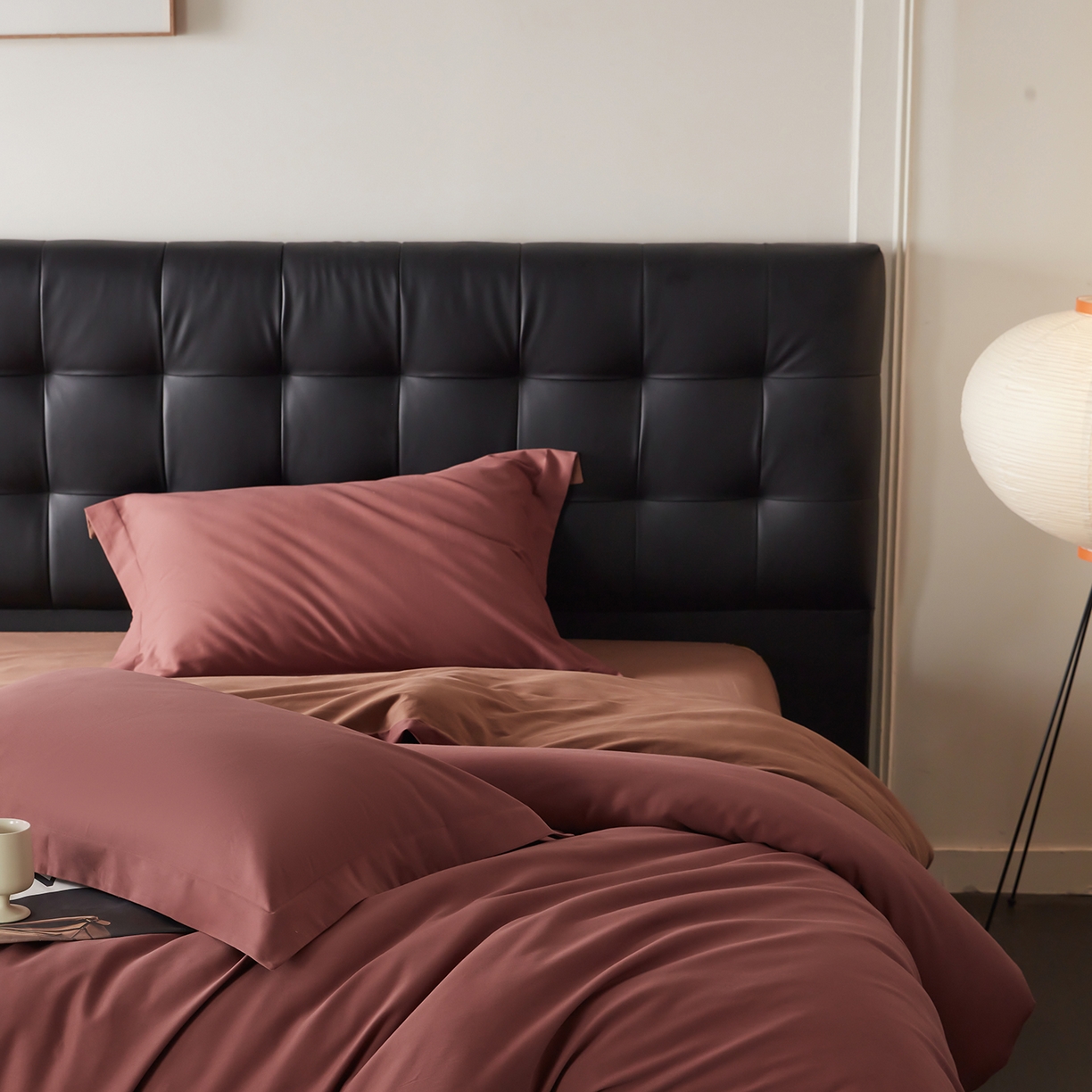 91家纺网 家纺一手货源 找家纺 秀色家纺 2025新款60支长绒棉双面加厚磨毛保暖纯棉四件套纯色被套全棉轻奢高级感 白雾红尘+深栗色