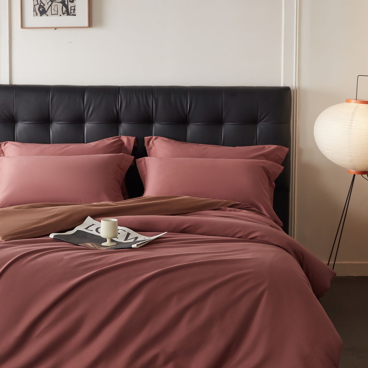 91家纺网 家纺一手货源 找家纺 秀色家纺 2025新款60支长绒棉双面加厚磨毛保暖纯棉四件套纯色被套全棉轻奢高级感 白雾红尘+深栗色