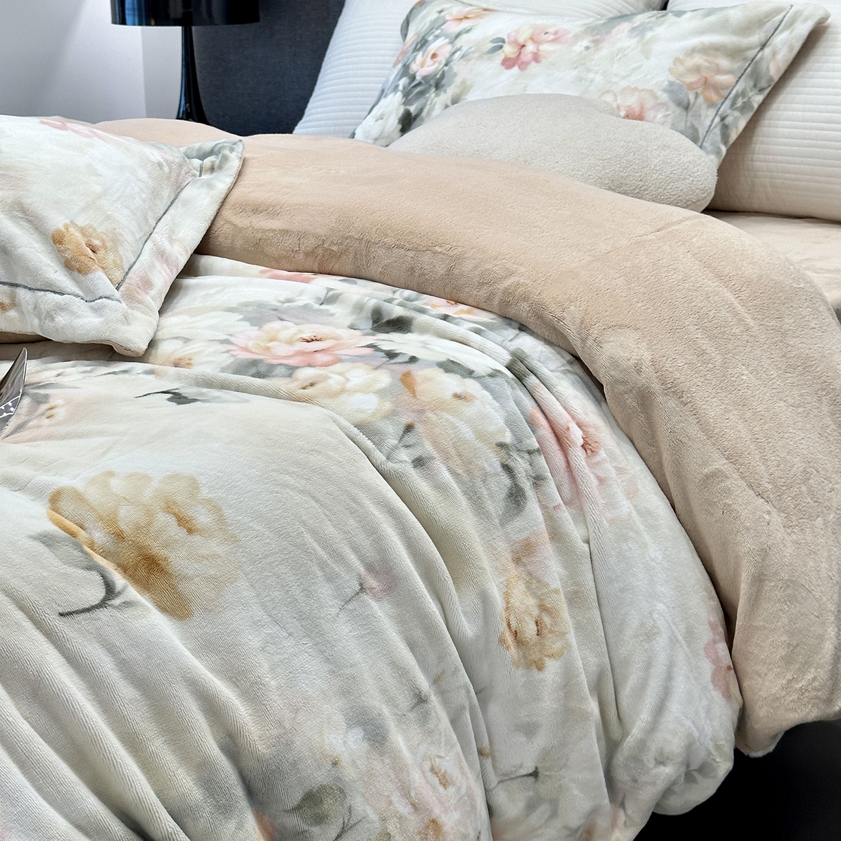 91家纺网 家纺一手货源 找家纺 JUICY 橘滋家纺 2025新款浪漫丰盈牛奶臻棉绒印花系列四件套 墨染