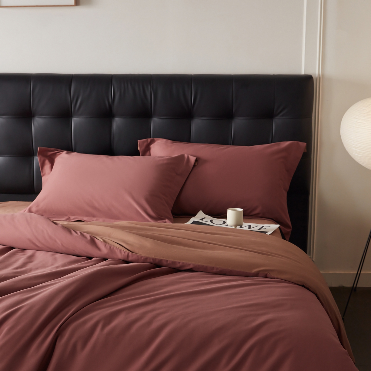 91家纺网 家纺一手货源 找家纺 秀色家纺 2025新款60支长绒棉双面加厚磨毛保暖纯棉四件套纯色被套全棉轻奢高级感 白雾红尘+深栗色