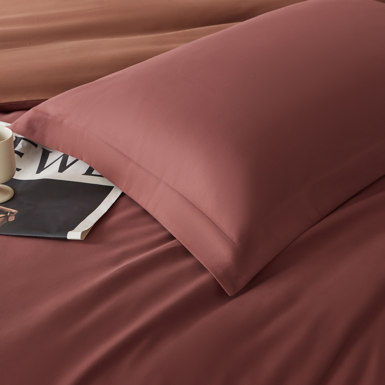 91家纺网 家纺一手货源 找家纺 秀色家纺 2025新款60支长绒棉双面加厚磨毛保暖纯棉四件套纯色被套全棉轻奢高级感 白雾红尘+深栗色