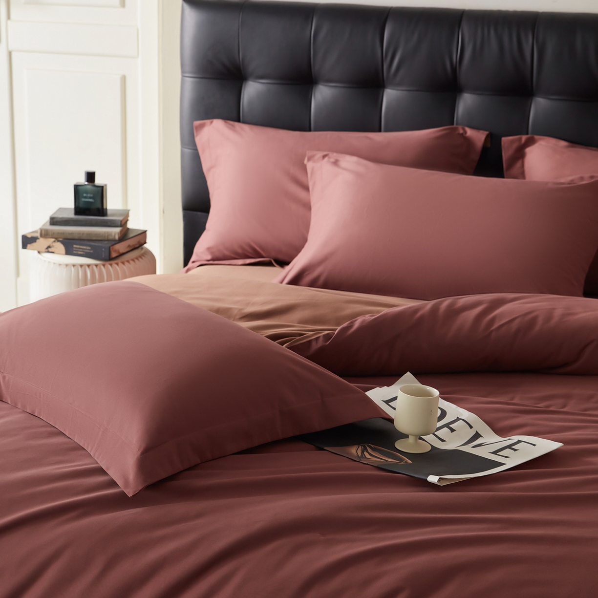 91家纺网 家纺一手货源 找家纺 秀色家纺 2025新款60支长绒棉双面加厚磨毛保暖纯棉四件套纯色被套全棉轻奢高级感 白雾红尘+深栗色