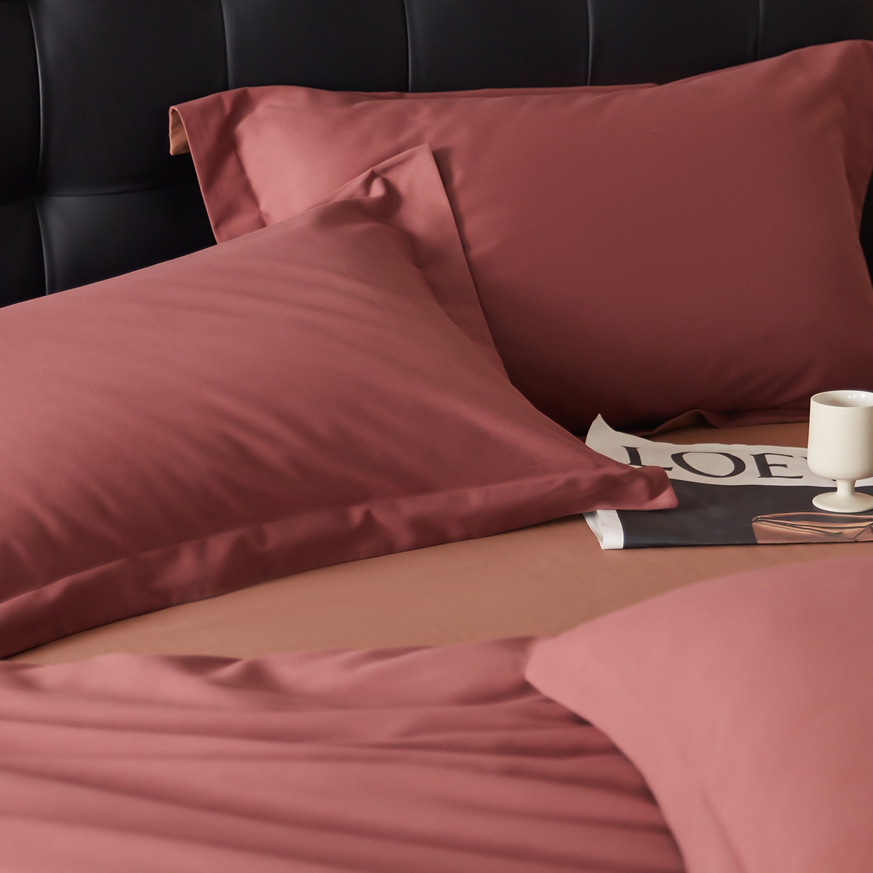 91家纺网 家纺一手货源 找家纺 秀色家纺 2025新款60支长绒棉双面加厚磨毛保暖纯棉四件套纯色被套全棉轻奢高级感 白雾红尘+深栗色