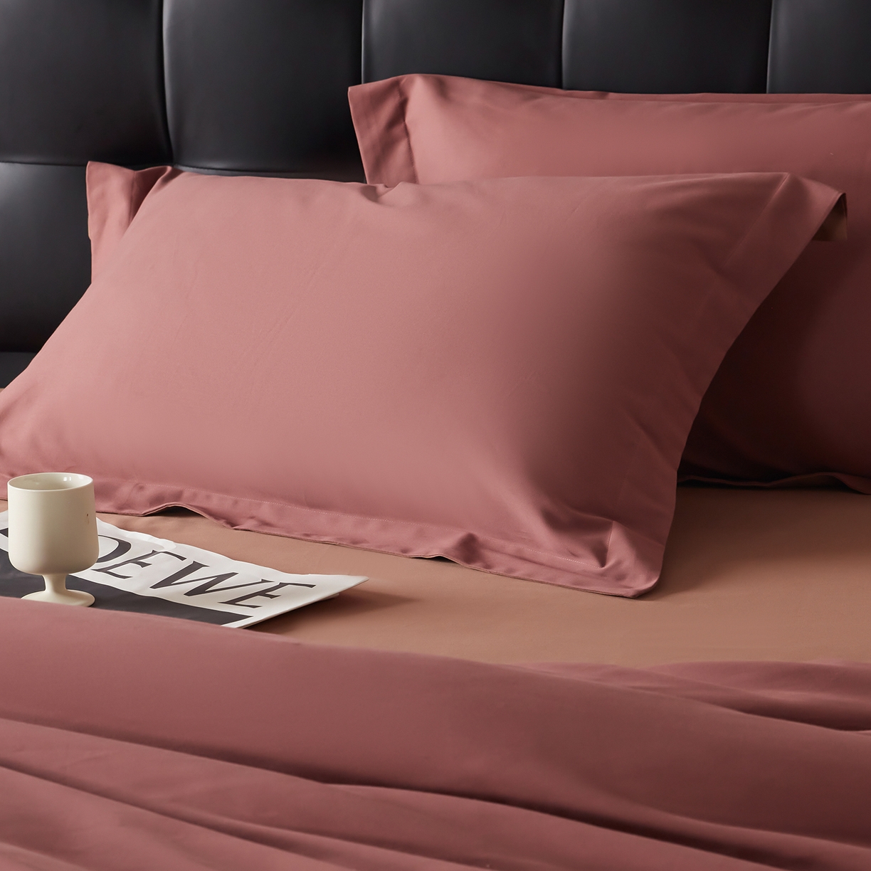 91家纺网 家纺一手货源 找家纺 秀色家纺 2025新款60支长绒棉双面加厚磨毛保暖纯棉四件套纯色被套全棉轻奢高级感 白雾红尘+深栗色