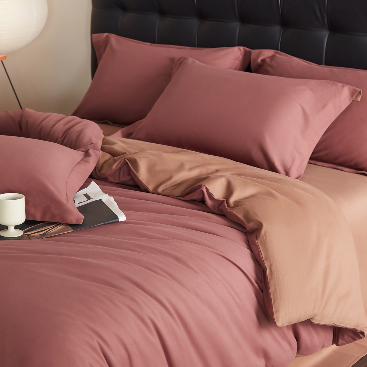 91家纺网 家纺一手货源 找家纺 秀色家纺 2025新款60支长绒棉双面加厚磨毛保暖纯棉四件套纯色被套全棉轻奢高级感 白雾红尘+深栗色