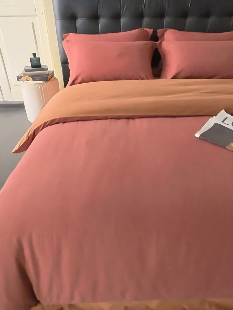 91家纺网 家纺一手货源 找家纺 秀色家纺 2025新款60支长绒棉双面加厚磨毛保暖纯棉四件套纯色被套全棉轻奢高级感 白雾红尘+深栗色