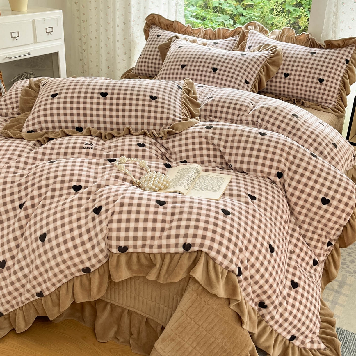 91家纺网 家纺一手货源 找家纺 牵依 2025新款韩版牛奶绒夹棉床盖四件套 爱心格