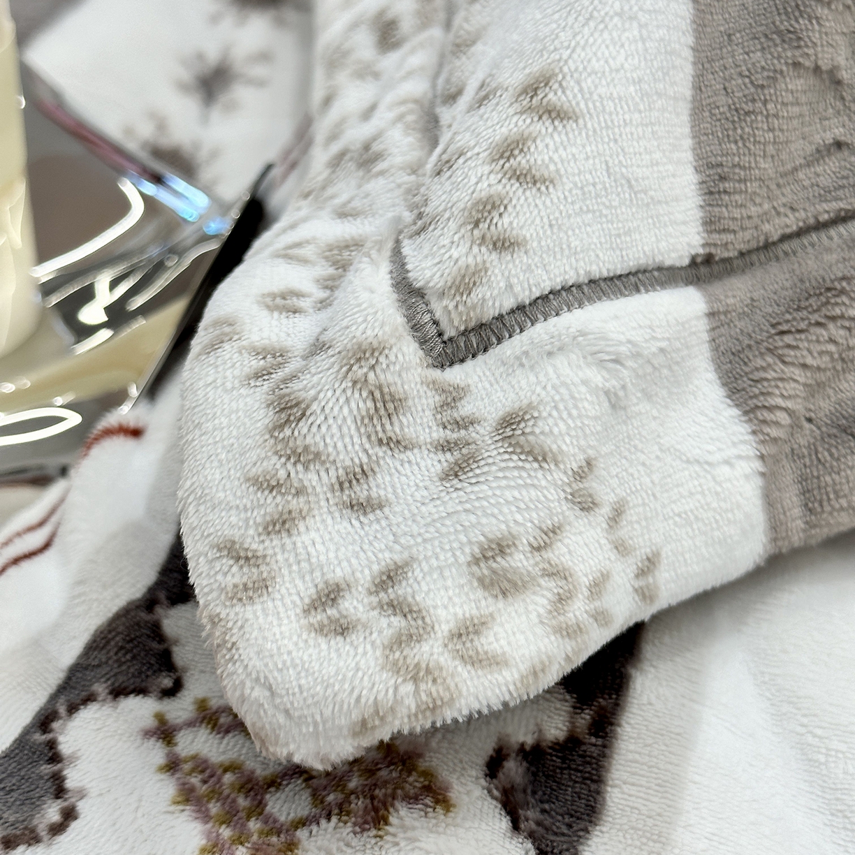 91家纺网 家纺一手货源 找家纺 JUICY 橘滋家纺 2025新款浪漫丰盈牛奶臻棉绒印花系列四件套 挪威流光