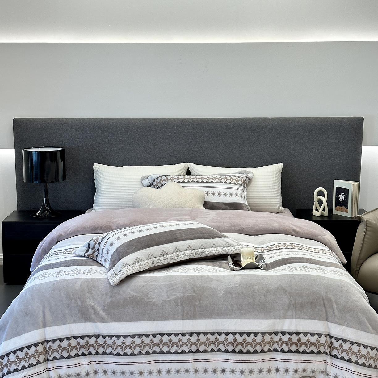 91家纺网 家纺一手货源 找家纺 JUICY 橘滋家纺 2025新款浪漫丰盈牛奶臻棉绒印花系列四件套 挪威流光