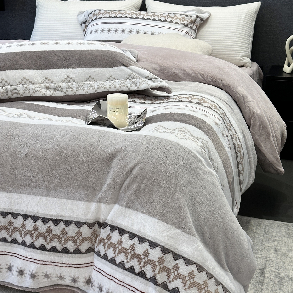 91家纺网 家纺一手货源 找家纺 JUICY 橘滋家纺 2025新款浪漫丰盈牛奶臻棉绒印花系列四件套 挪威流光