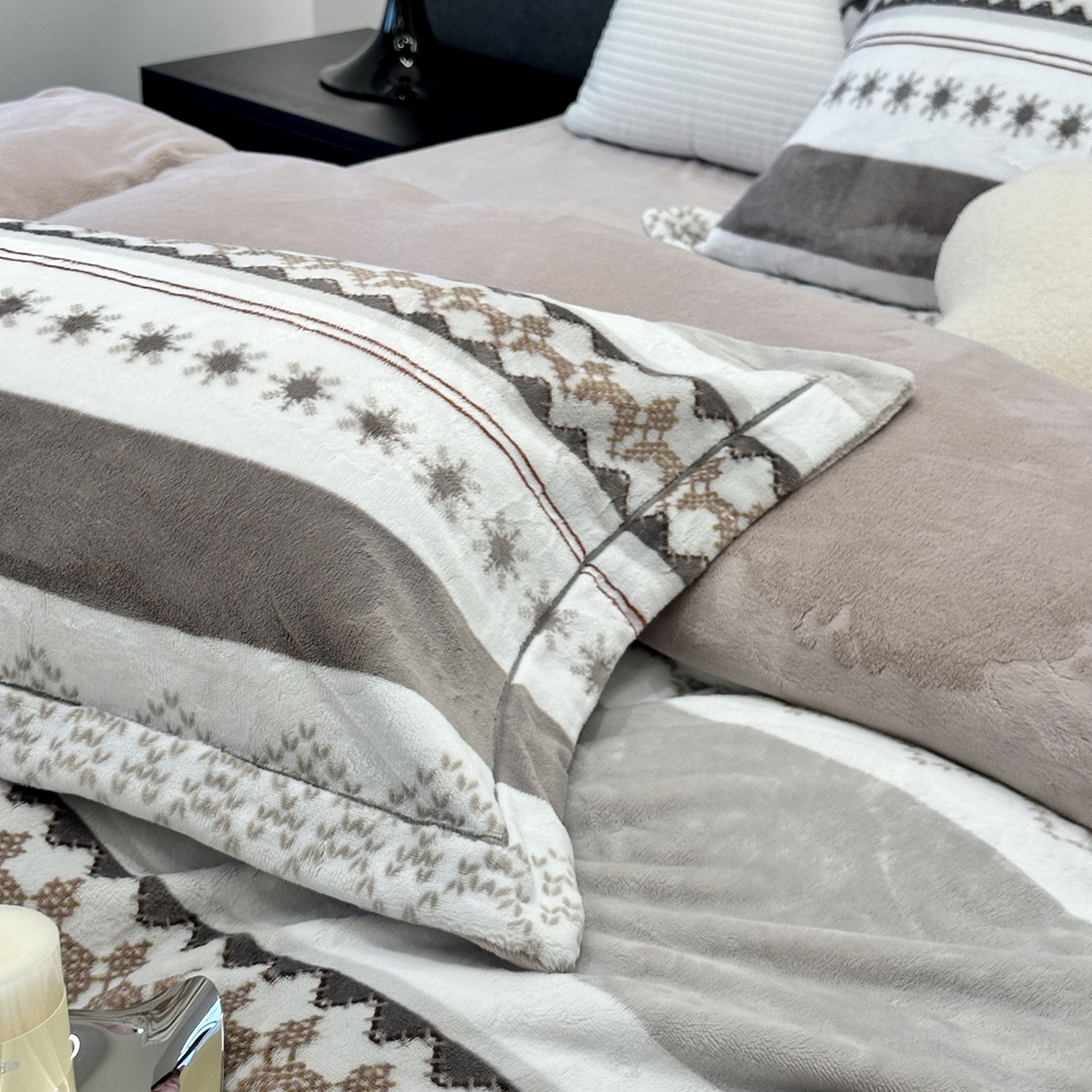 91家纺网 家纺一手货源 找家纺 JUICY 橘滋家纺 2025新款浪漫丰盈牛奶臻棉绒印花系列四件套 挪威流光