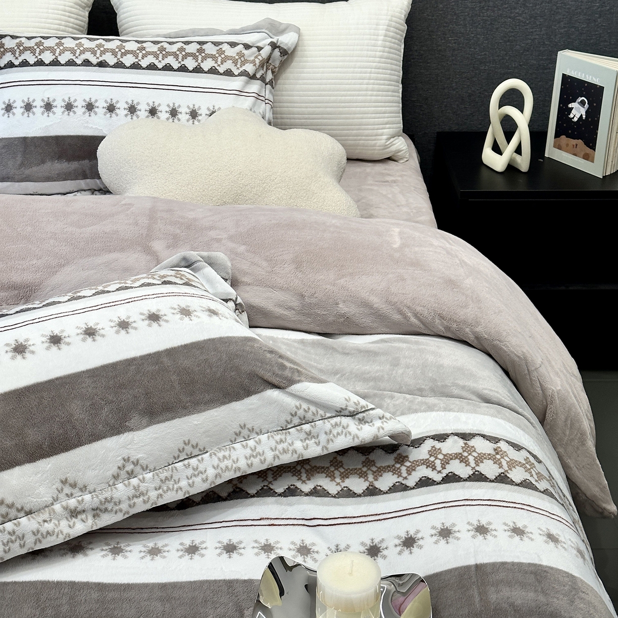 91家纺网 家纺一手货源 找家纺 JUICY 橘滋家纺 2025新款浪漫丰盈牛奶臻棉绒印花系列四件套 挪威流光