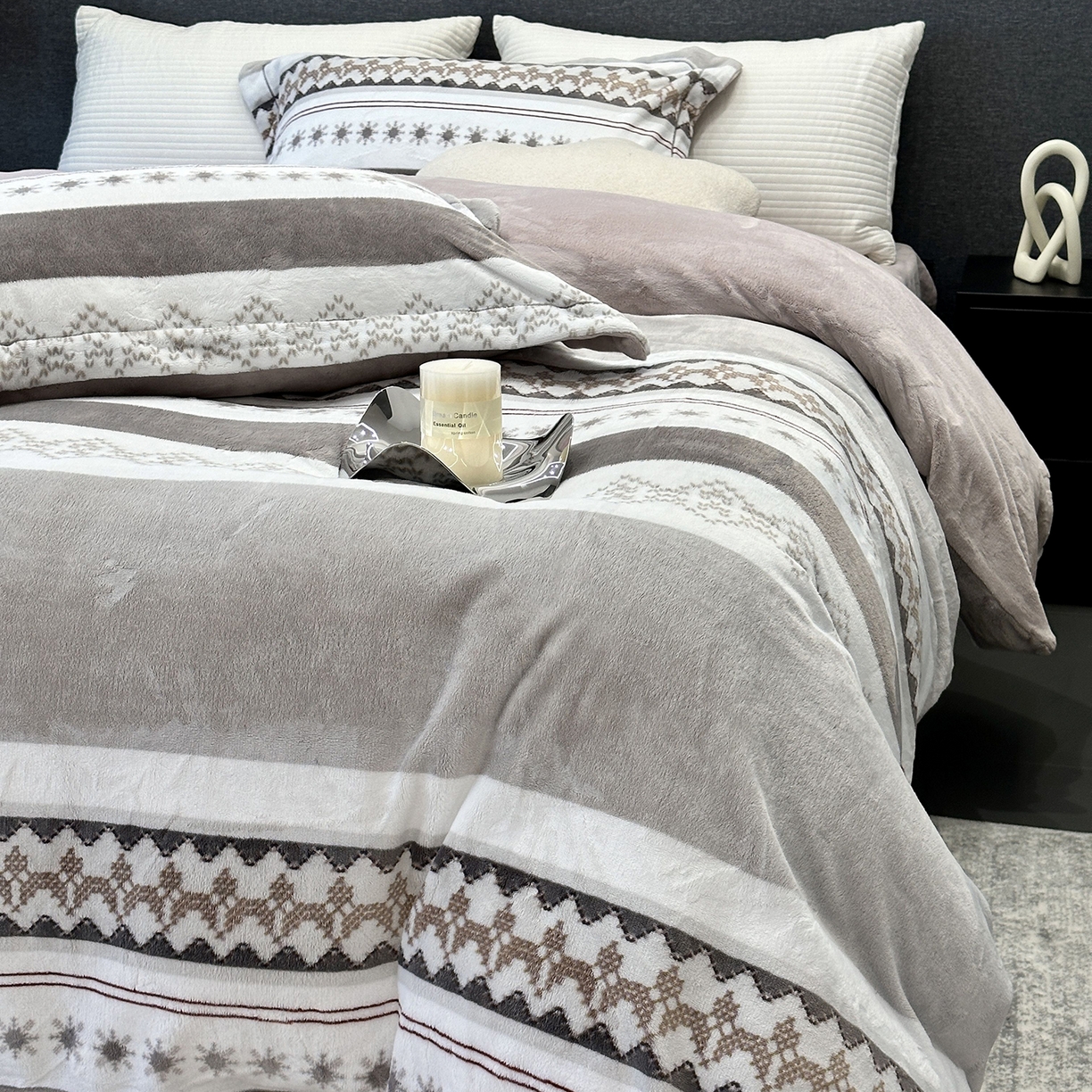 91家纺网 家纺一手货源 找家纺 JUICY 橘滋家纺 2025新款浪漫丰盈牛奶臻棉绒印花系列四件套 挪威流光