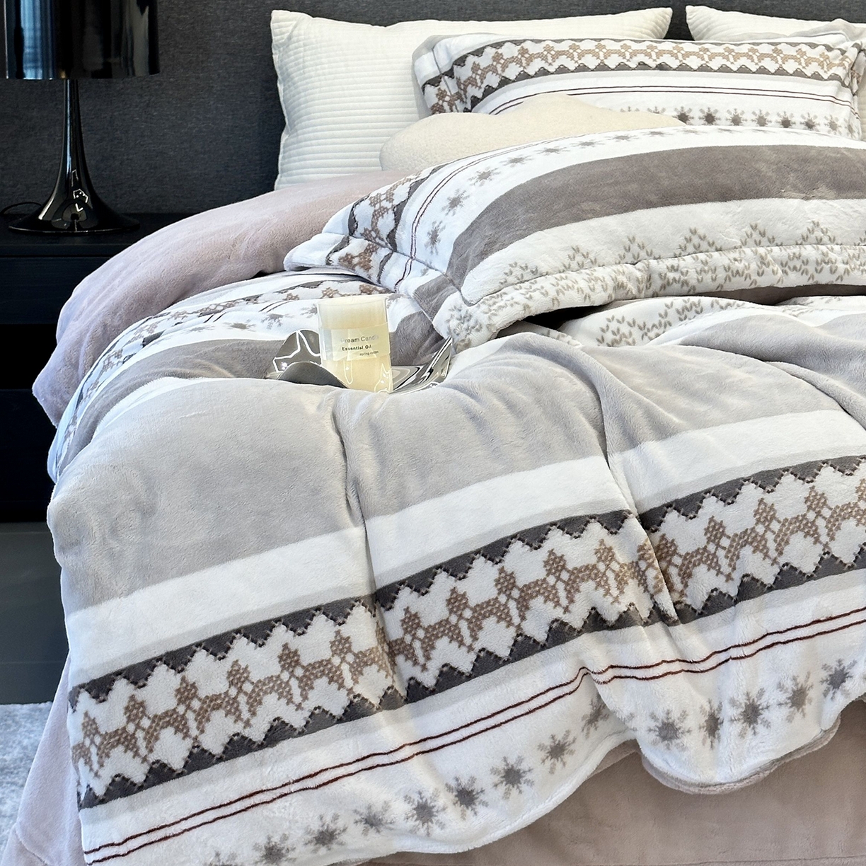 91家纺网 家纺一手货源 找家纺 JUICY 橘滋家纺 2025新款浪漫丰盈牛奶臻棉绒印花系列四件套 挪威流光