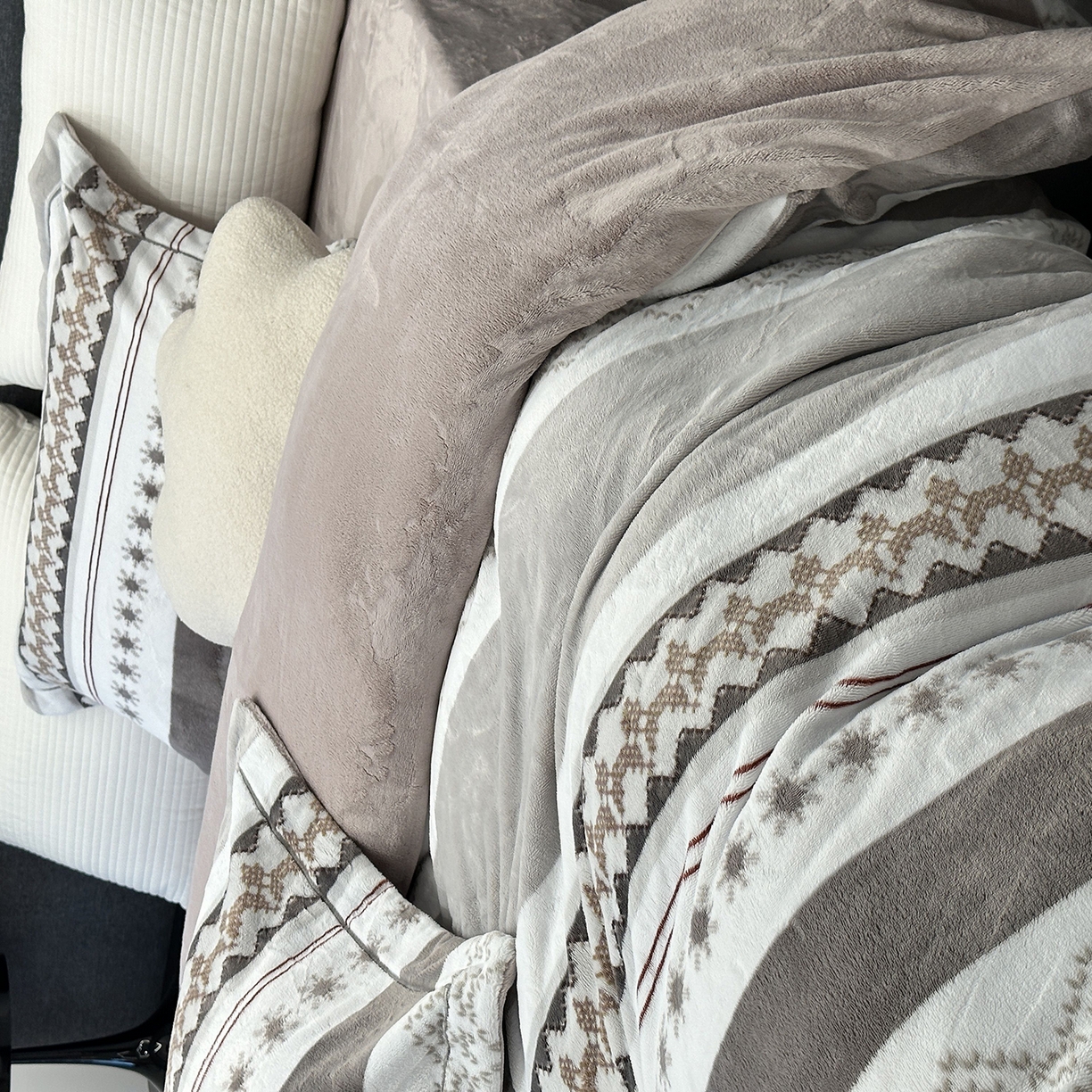 91家纺网 家纺一手货源 找家纺 JUICY 橘滋家纺 2025新款浪漫丰盈牛奶臻棉绒印花系列四件套 挪威流光