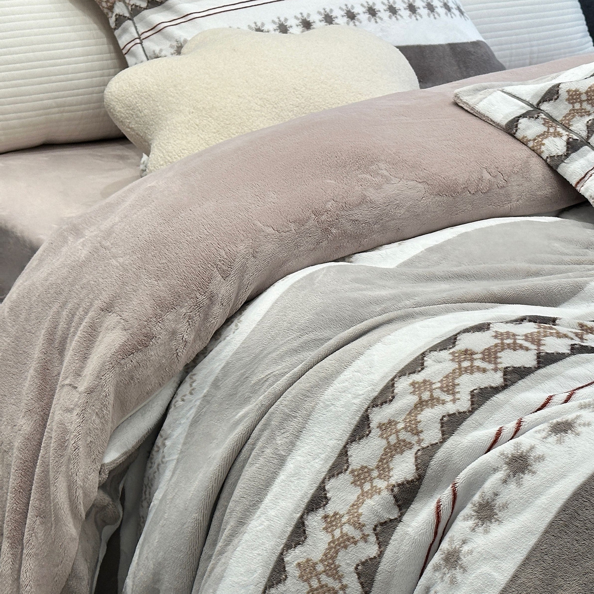 91家纺网 家纺一手货源 找家纺 JUICY 橘滋家纺 2025新款浪漫丰盈牛奶臻棉绒印花系列四件套 挪威流光