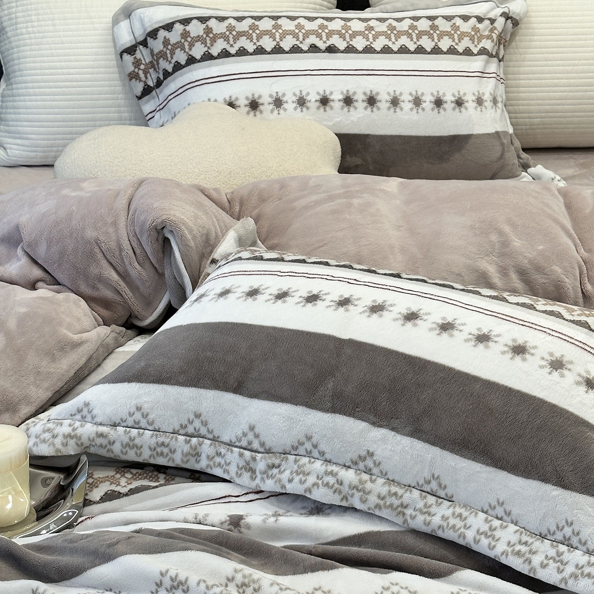 91家纺网 家纺一手货源 找家纺 JUICY 橘滋家纺 2025新款浪漫丰盈牛奶臻棉绒印花系列四件套 挪威流光