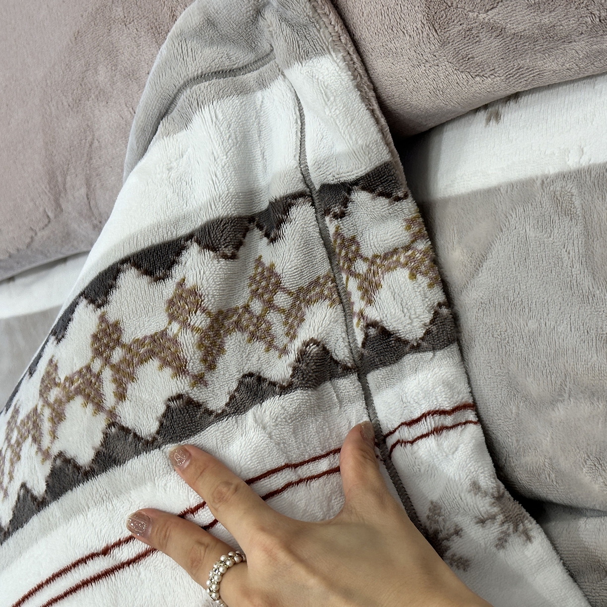 91家纺网 家纺一手货源 找家纺 JUICY 橘滋家纺 2025新款浪漫丰盈牛奶臻棉绒印花系列四件套 挪威流光