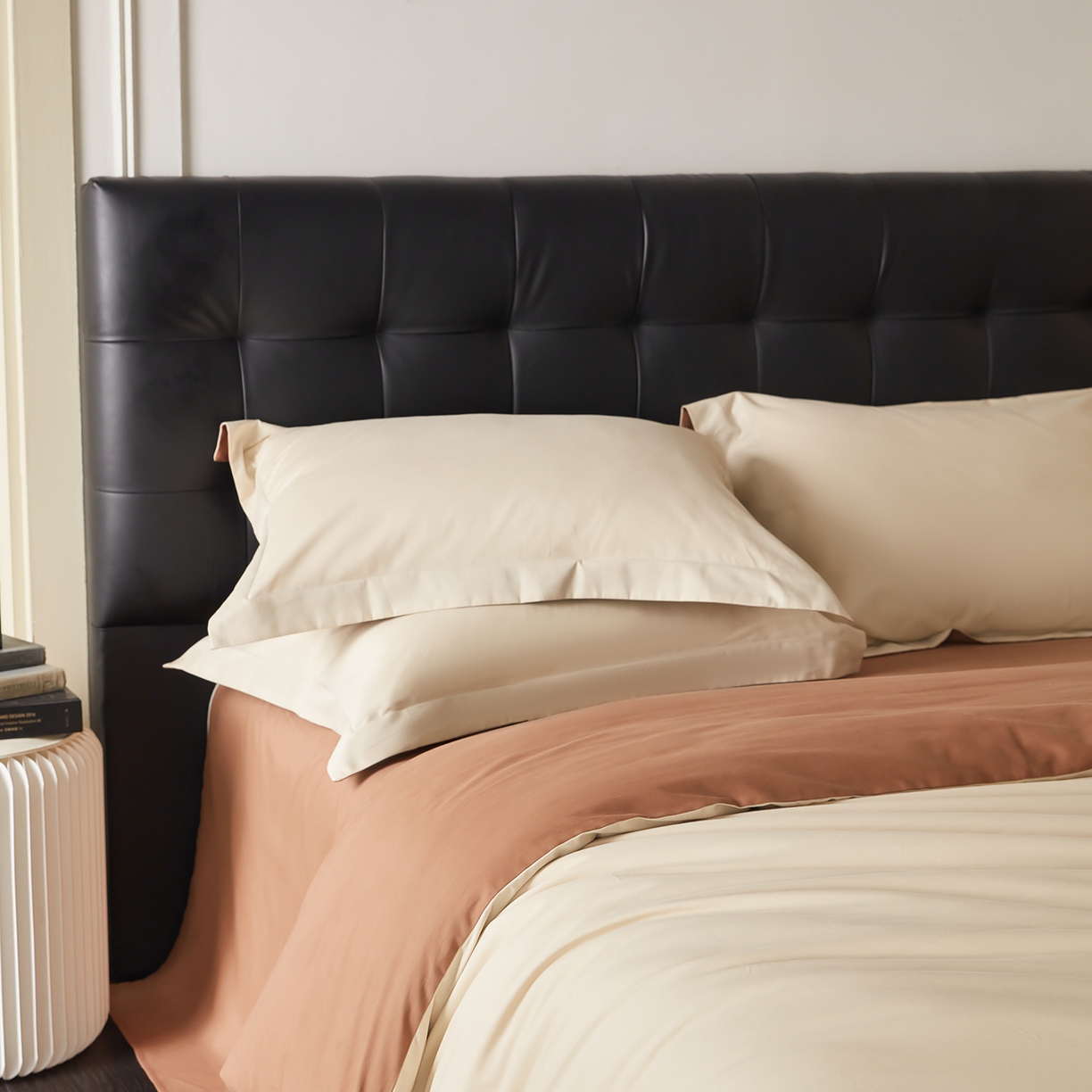 91家纺网 家纺一手货源 找家纺 秀色家纺 2025新款60支长绒棉双面加厚磨毛保暖纯棉四件套纯色被套全棉轻奢高级感 奶油+深栗色