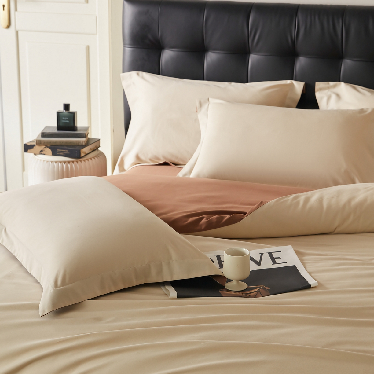 91家纺网 家纺一手货源 找家纺 秀色家纺 2025新款60支长绒棉双面加厚磨毛保暖纯棉四件套纯色被套全棉轻奢高级感 奶油+深栗色