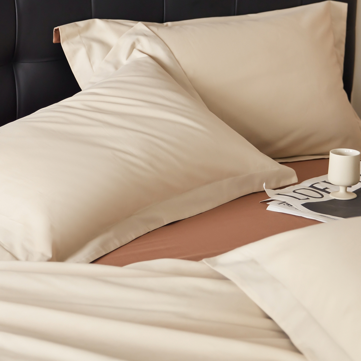 91家纺网 家纺一手货源 找家纺 秀色家纺 2025新款60支长绒棉双面加厚磨毛保暖纯棉四件套纯色被套全棉轻奢高级感 奶油+深栗色