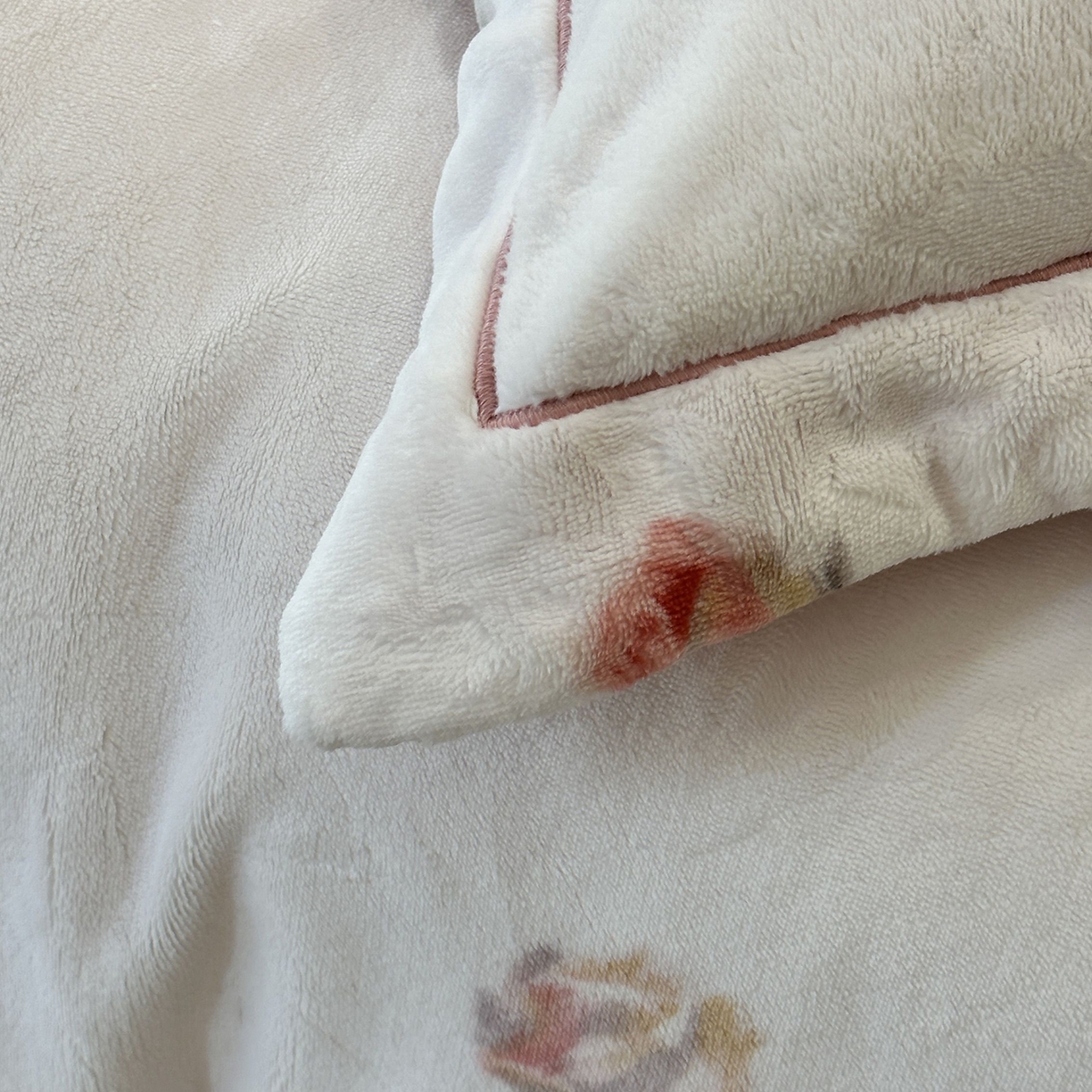 91家纺网 家纺一手货源 找家纺 JUICY 橘滋家纺 2025新款浪漫丰盈牛奶臻棉绒印花系列四件套 浅玫浮光