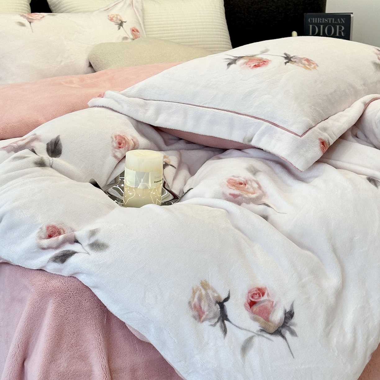 91家纺网 家纺一手货源 找家纺 JUICY 橘滋家纺 2025新款浪漫丰盈牛奶臻棉绒印花系列四件套 浅玫浮光