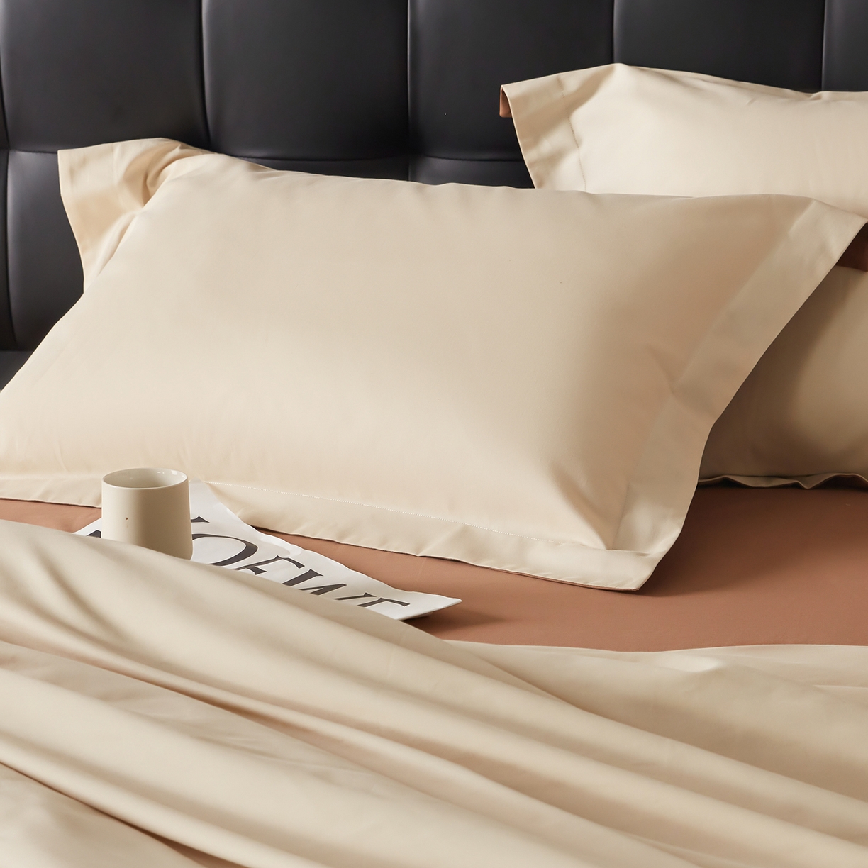 91家纺网 家纺一手货源 找家纺 秀色家纺 2025新款60支长绒棉双面加厚磨毛保暖纯棉四件套纯色被套全棉轻奢高级感 奶油+深栗色