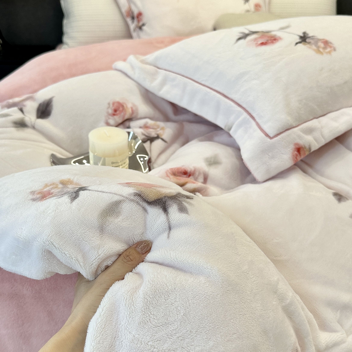 91家纺网 家纺一手货源 找家纺 JUICY 橘滋家纺 2025新款浪漫丰盈牛奶臻棉绒印花系列四件套 浅玫浮光