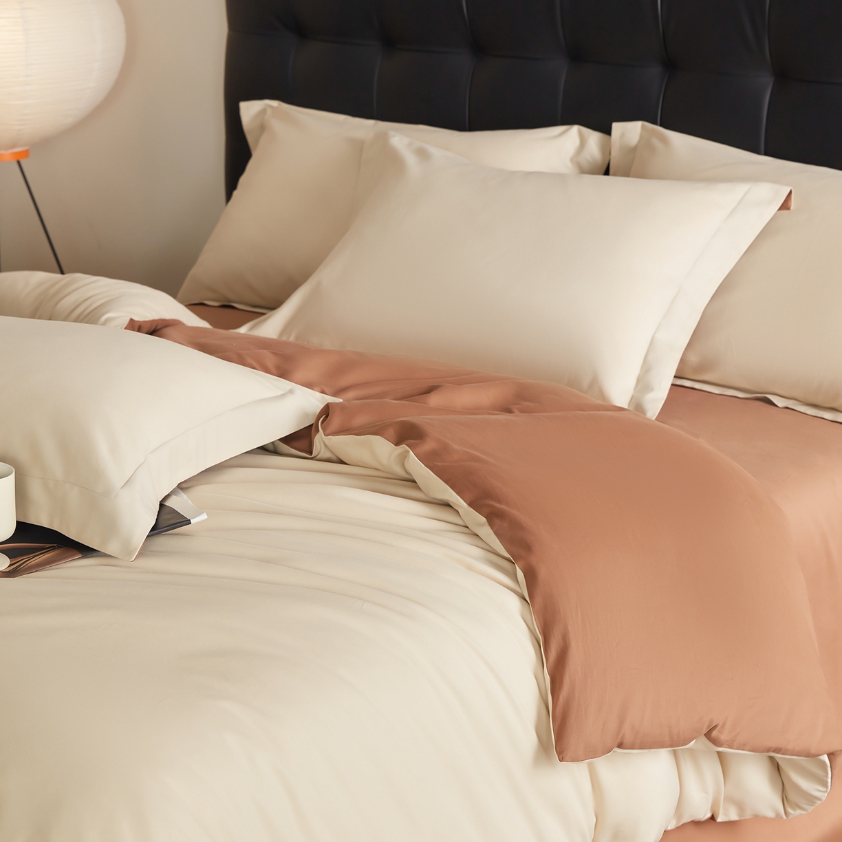 91家纺网 家纺一手货源 找家纺 秀色家纺 2025新款60支长绒棉双面加厚磨毛保暖纯棉四件套纯色被套全棉轻奢高级感 奶油+深栗色