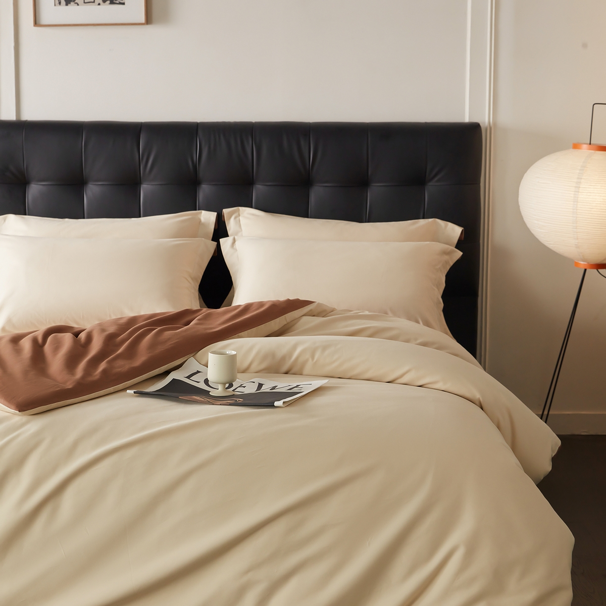 91家纺网 家纺一手货源 找家纺 秀色家纺 2025新款60支长绒棉双面加厚磨毛保暖纯棉四件套纯色被套全棉轻奢高级感 奶油+深栗色