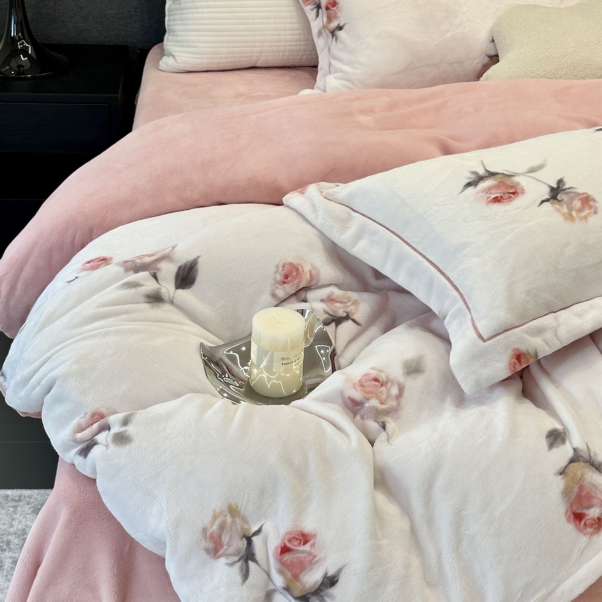 91家纺网 家纺一手货源 找家纺 JUICY 橘滋家纺 2025新款浪漫丰盈牛奶臻棉绒印花系列四件套 浅玫浮光