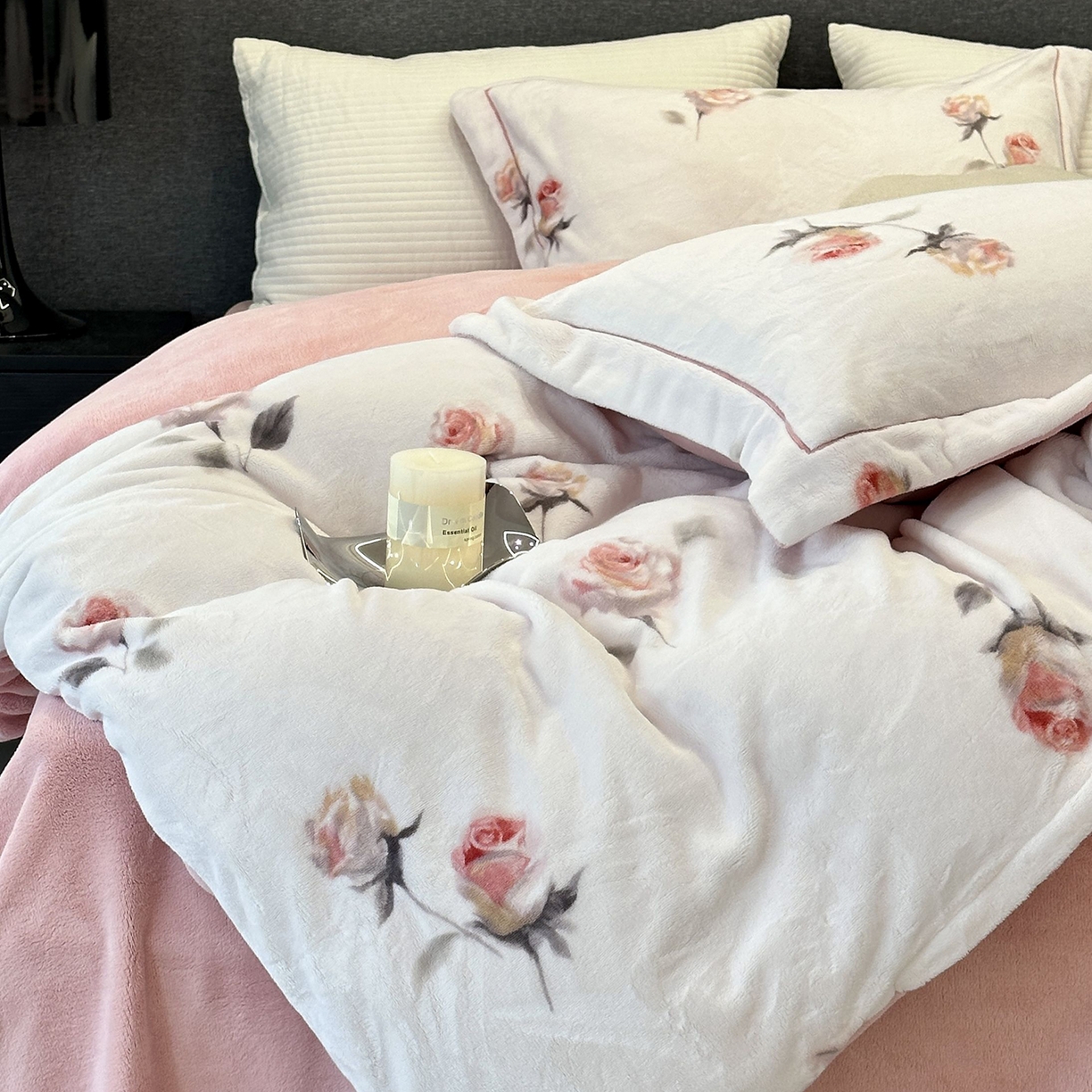 91家纺网 家纺一手货源 找家纺 JUICY 橘滋家纺 2025新款浪漫丰盈牛奶臻棉绒印花系列四件套 浅玫浮光