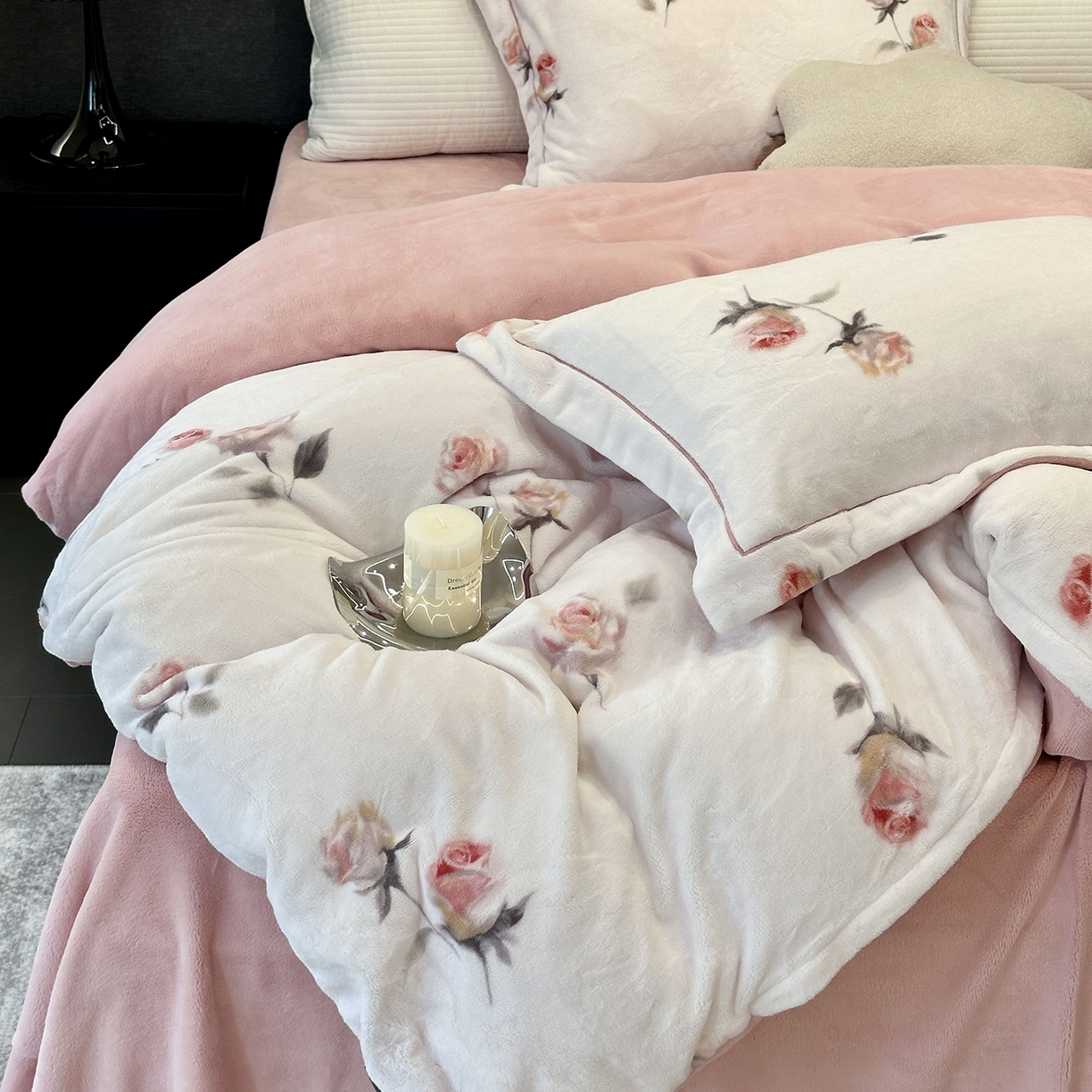 91家纺网 家纺一手货源 找家纺 JUICY 橘滋家纺 2025新款浪漫丰盈牛奶臻棉绒印花系列四件套 浅玫浮光