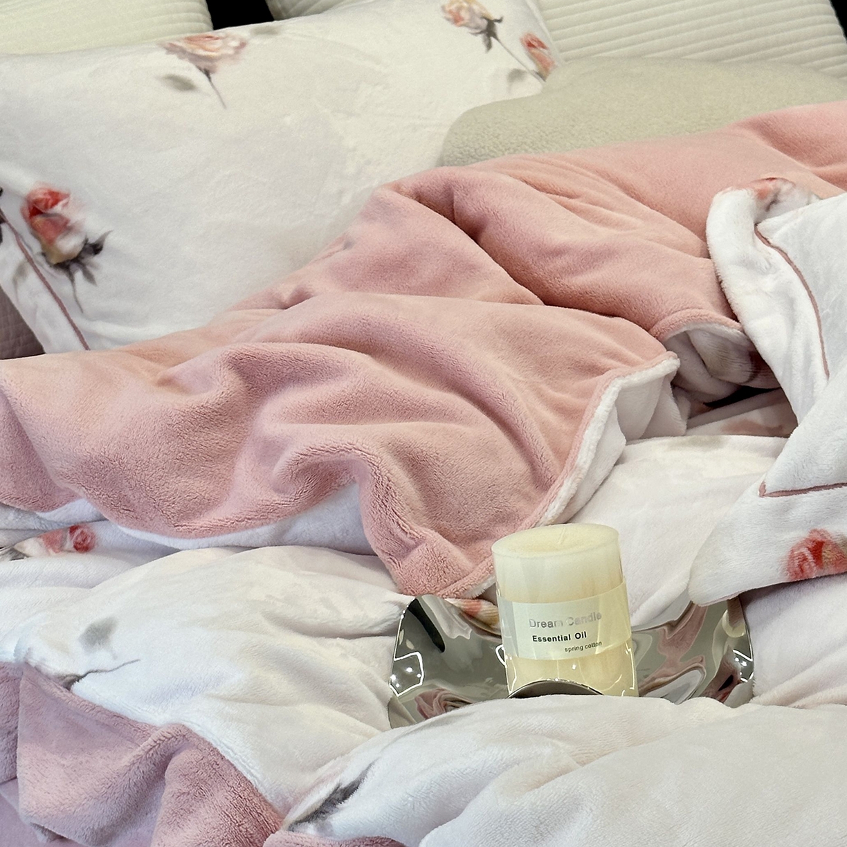 91家纺网 家纺一手货源 找家纺 JUICY 橘滋家纺 2025新款浪漫丰盈牛奶臻棉绒印花系列四件套 浅玫浮光