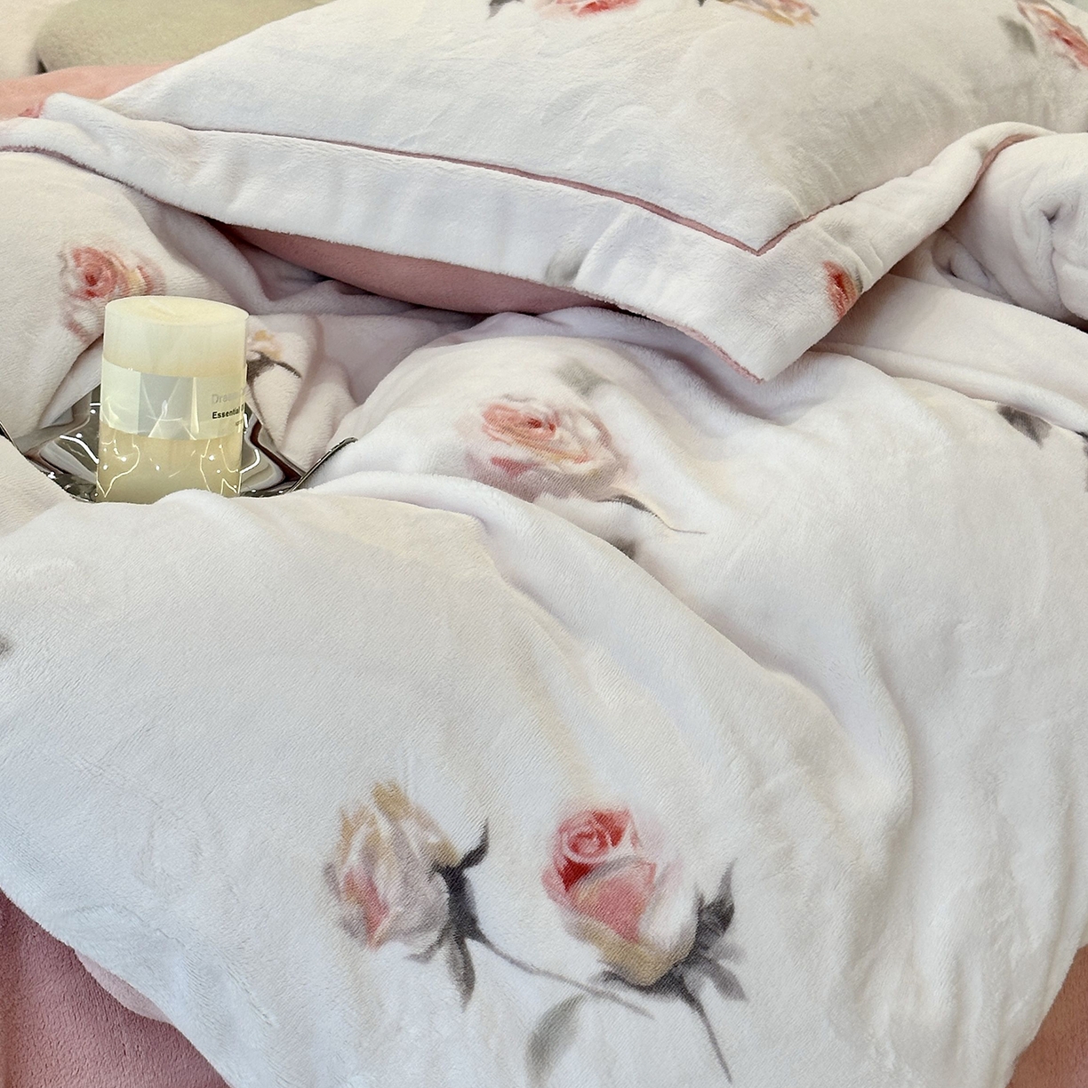 91家纺网 家纺一手货源 找家纺 JUICY 橘滋家纺 2025新款浪漫丰盈牛奶臻棉绒印花系列四件套 浅玫浮光