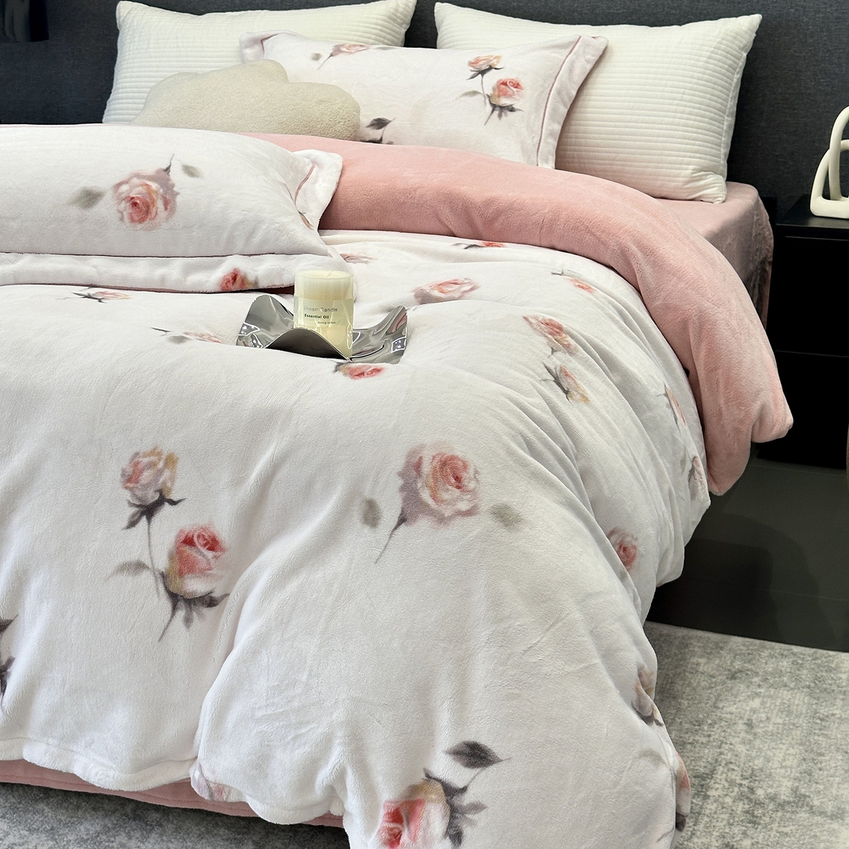 91家纺网 家纺一手货源 找家纺 JUICY 橘滋家纺 2025新款浪漫丰盈牛奶臻棉绒印花系列四件套 浅玫浮光